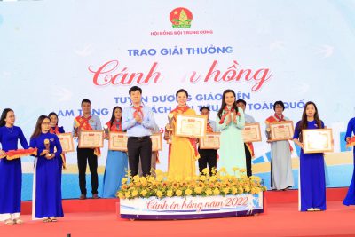 Cô Trần Thị thùy Vân – TPT Đội trường TH Lê Lợi đạt giải thưởng “Cánh én hồng” năm 2022